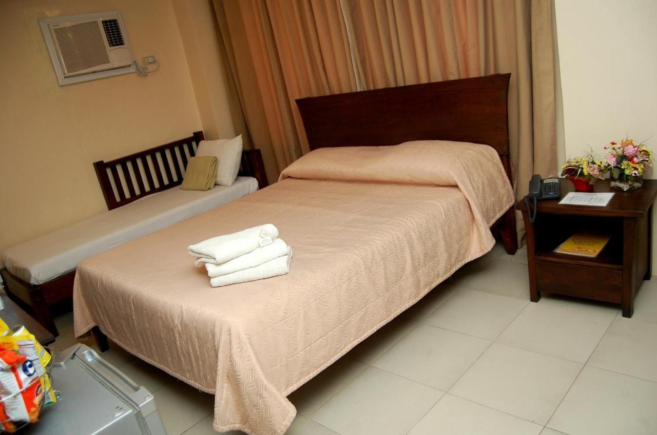 Isabel Suites Laoag Habitación foto