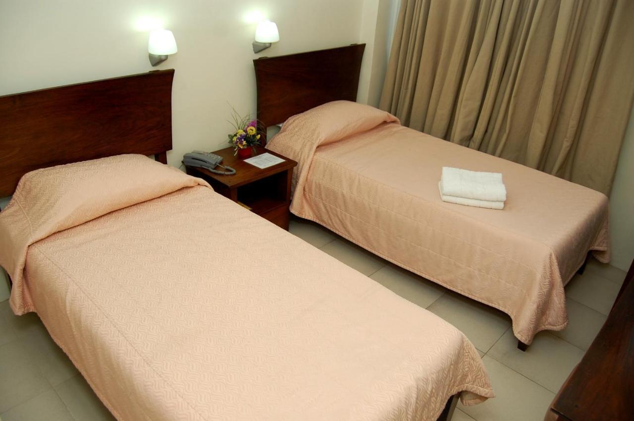 Isabel Suites Laoag Habitación foto